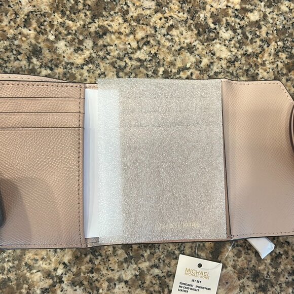 Michael Kors Wallet/Card Holder Blush - Picture 2 of 4